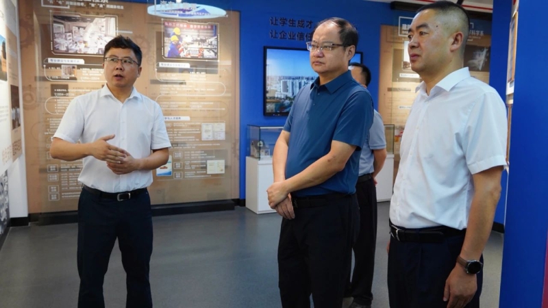 德阳市副市长王宏莅临学院调研指导